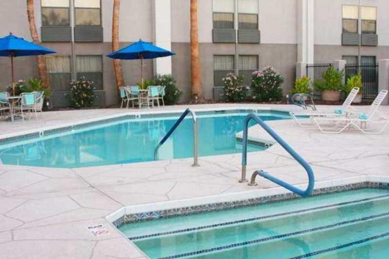 Greentree Inn & Suites Phoenix Sky Harbor Удобства фото