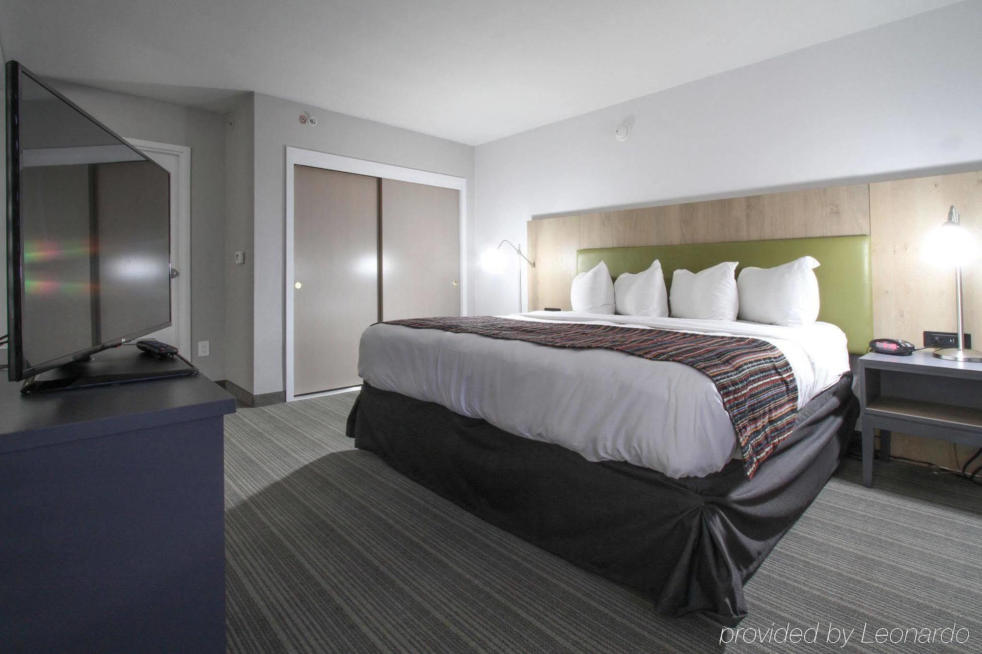 Greentree Inn & Suites Phoenix Sky Harbor Экстерьер фото