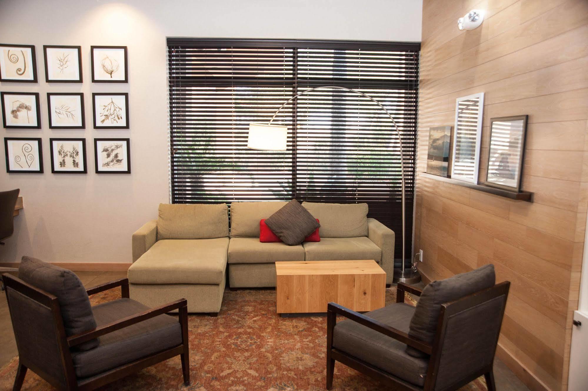 Greentree Inn & Suites Phoenix Sky Harbor Экстерьер фото